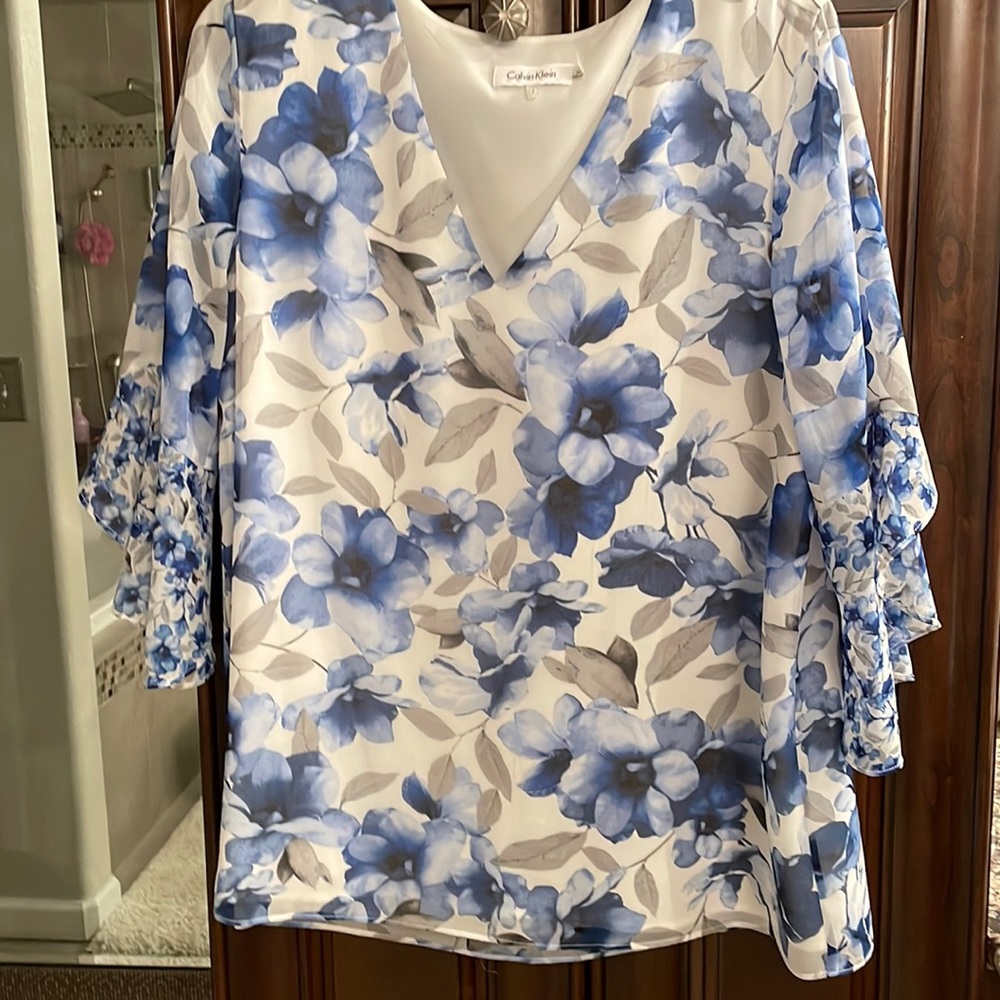 Beautiful Calvin Klein Blue Floral Blouse L